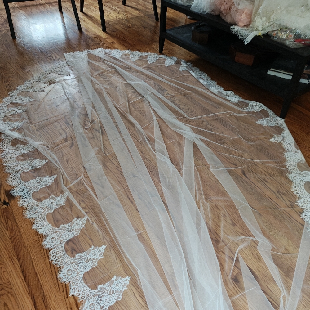 Elegant Off White Lace Veil With Blusher - Picture 5 of 10